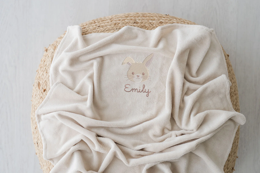 Coperta personalizzata Fiocco con il nome Emily e coniglietto ricamato