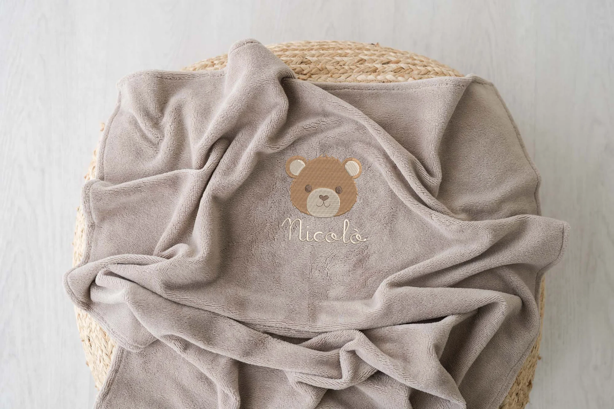 Coperta personalizzata Fiocco con il nome Nicolò e orsetto ricamato