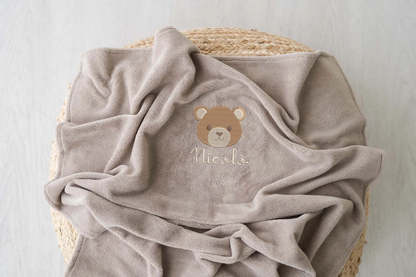 Coperta personalizzata Fiocco con il nome Nicolò e orsetto ricamato